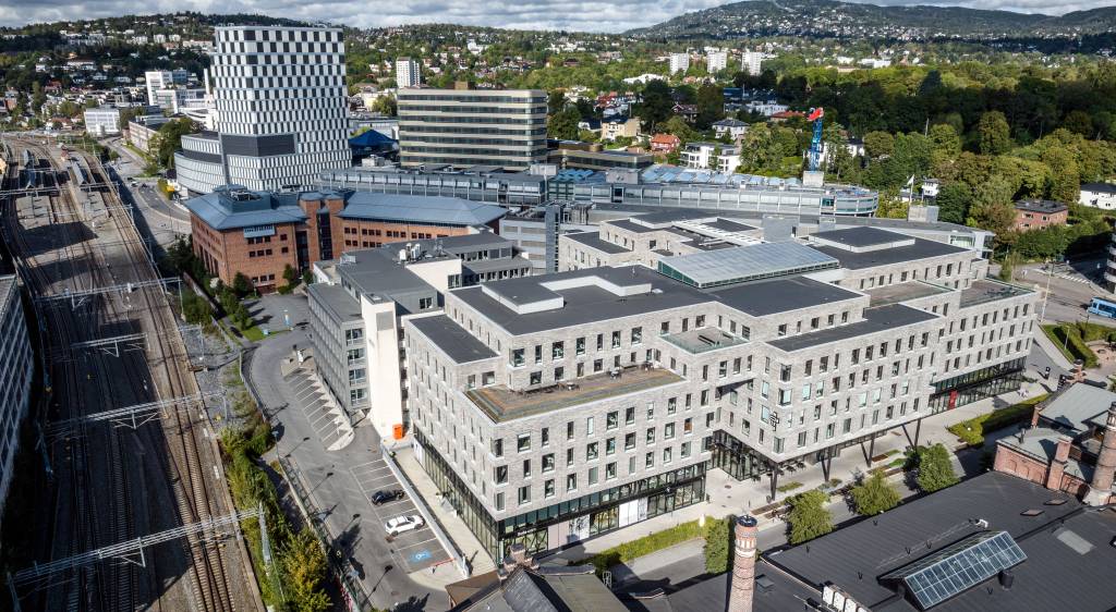 Verkstedveien 1 er et moderne kontorbygg på mer enn 31 000 kvadratmeter. Fra kontorbygget er det kort vei til alt av kollektivforbindelser ved et av de største knutepunktene i Oslo.
