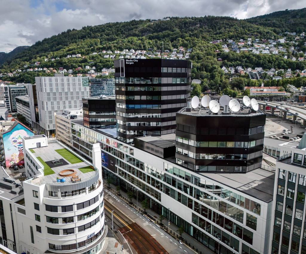 TV 2  øker med 800 nye kvadratmeter i Media City Bergen fra høsten 2025, og vil da leie totalt 9400 kvadratmeter av Entra og OPF. Allmennkringkasteren forlenger samtidig sin leieavtale til 2030, med opsjoner til 2042.