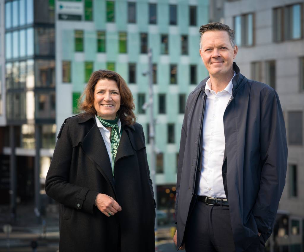 Sonja Horn, administrerende direktør i Entra og Philipp Engedal, administrerende direktør i Coop Norge, er fornøyde med at Coop Norge inngår leieavtale med Entra. I 2028 går flyttelasset når Coop Norge samler hele sitt hovedkontor under samme tak i Schweigaards gate 16 i Oslo sentrum.