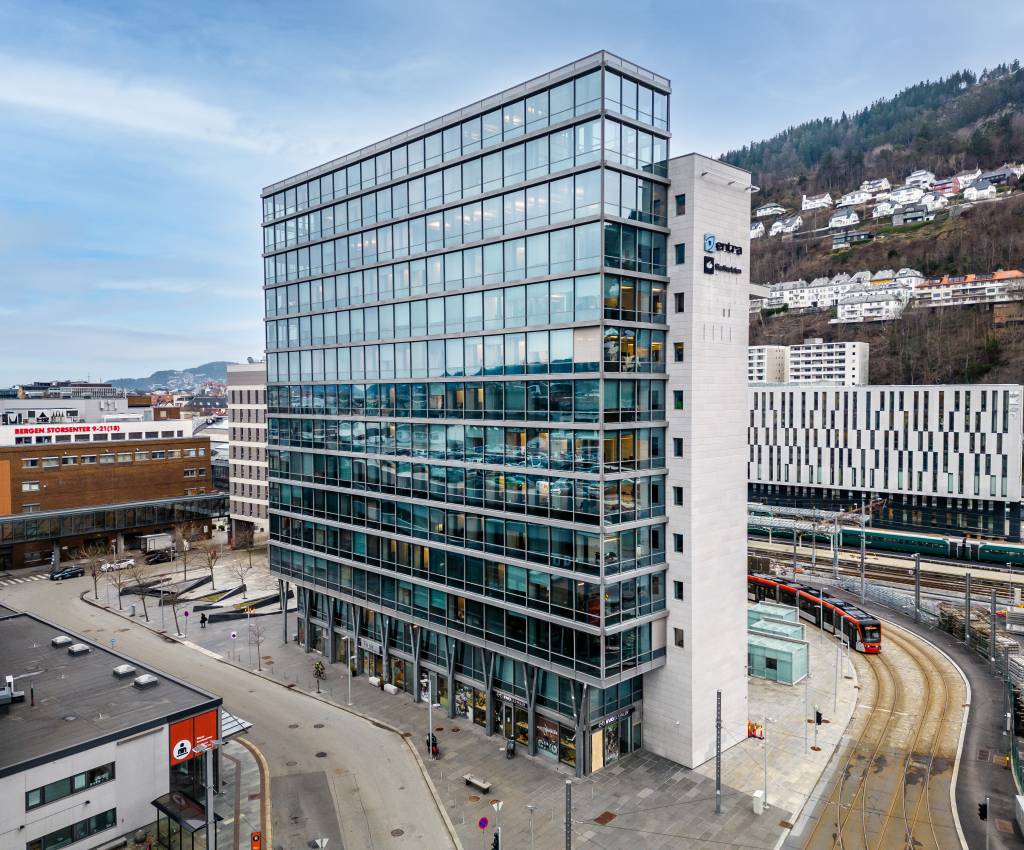 Husbanken vest flytter i 2026 til Nonnesetergaten 4 i Bergen. Her får de selskap av blant andre Skatteetaten, Fonn Group og Direktoratet for høyere utdanning og kompetanse. Entra melder at prosjektet per nå er 89 % utleid.