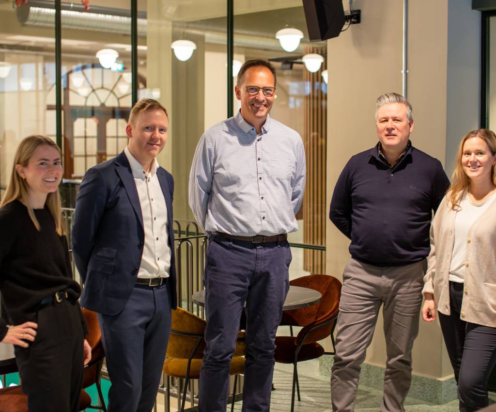 Entra satser på ombruk med Loopfront. F.v.: Emilie Marley, miljørådgiver i Entra, Michael Curtis, Chief Circularity Officer i Loopfront, Knut Sverre Westby, Key Account Manager i Loopfront, Henning Stalsberg, leder service og driftstjenester i Entra og Karoline Veum Høines, miljørådgiver i Entra.