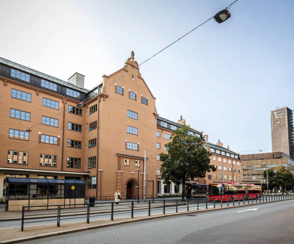 Tollgaarden ble tegnet av arkitekt Henry Bucher og ble oppført i perioden 1919 til 1926. Foto: Magent.no