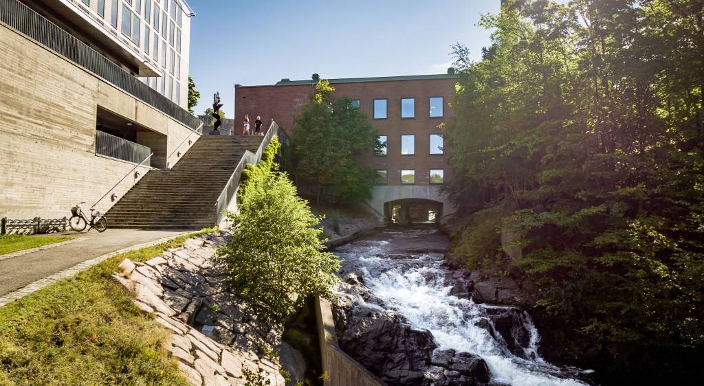 Brynsengfaret 4 er nok  det eneste kontorbygget i Norge hvor det renner en elv tvers gjennom bygget. Foto:  Knut Neerland - Magent AS