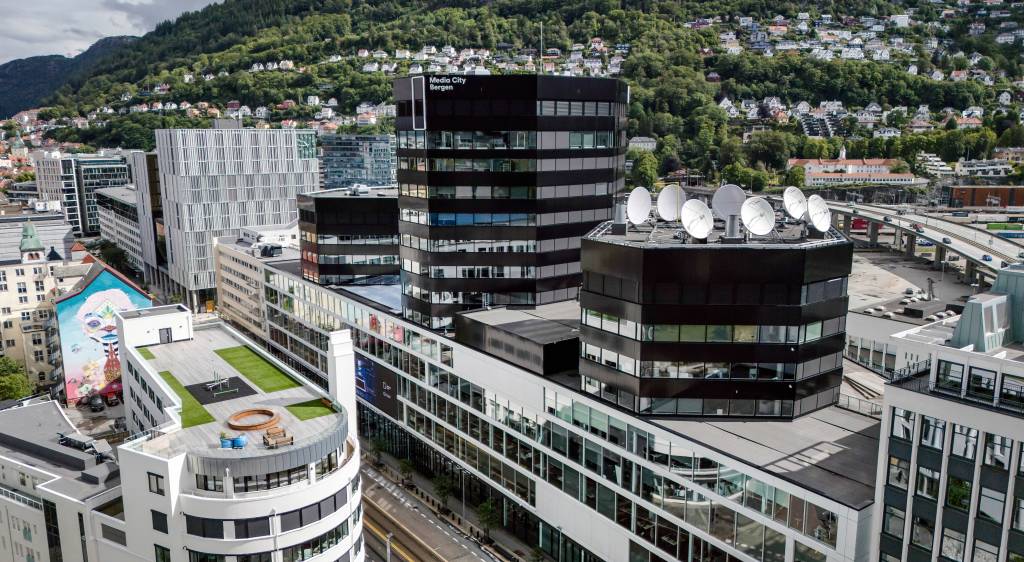 TV 2  øker med 800 nye kvadratmeter i Media City Bergen fra høsten 2025, og vil da leie totalt 9400 kvadratmeter av Entra og OPF. Allmennkringkasteren forlenger samtidig sin leieavtale til 2030, med opsjoner til 2042.