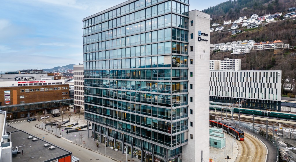 Husbanken vest flytter i 2026 til Nonnesetergaten 4 i Bergen. Her får de selskap av blant andre Skatteetaten, Fonn Group og Direktoratet for høyere utdanning og kompetanse. Entra melder at prosjektet per nå er 89 % utleid.