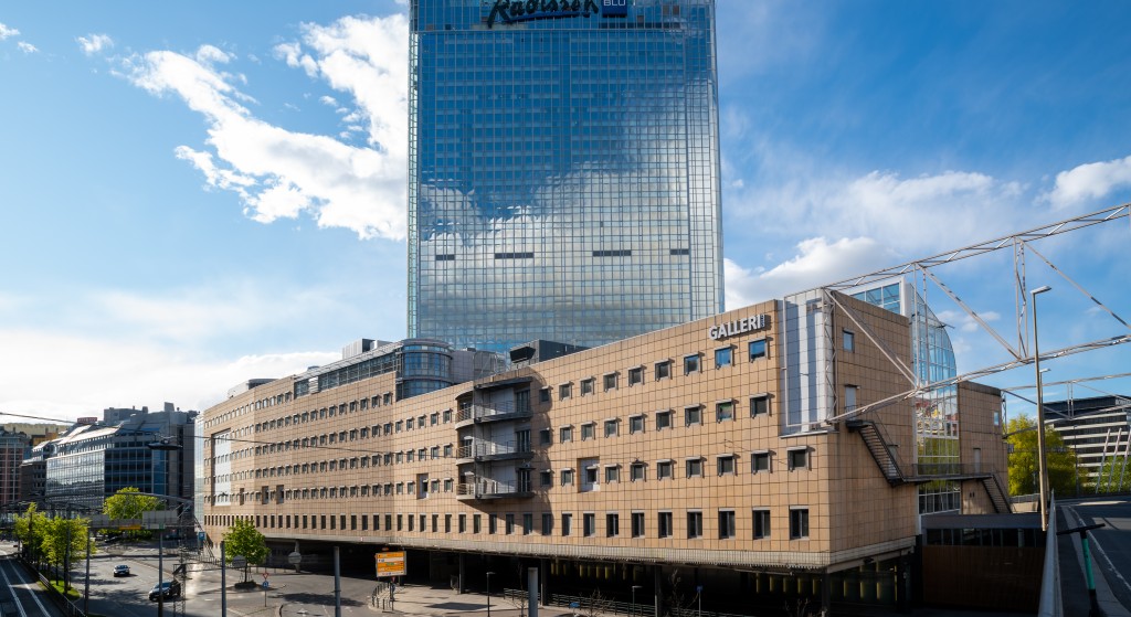 Galleri Oslo huser kontorer i de øverste etasjene og ligger få minutters gange fra Oslo S, med tog, buss, trikk og T-bane i umiddelbar nærhet. Foto: Finn Ståle Felberg