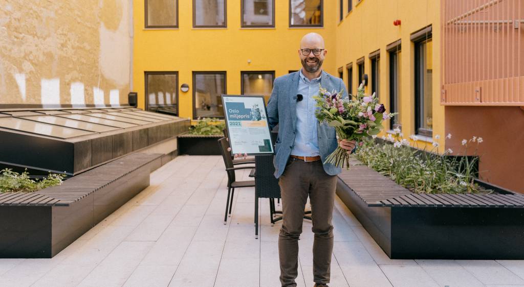 Direktør prosjektutvikling Per Ola Ulseth fra Entra ASA under overrekkelsen av prisen for årets grønne selskap. Foto: Jan Khür /Bymiljøetaten