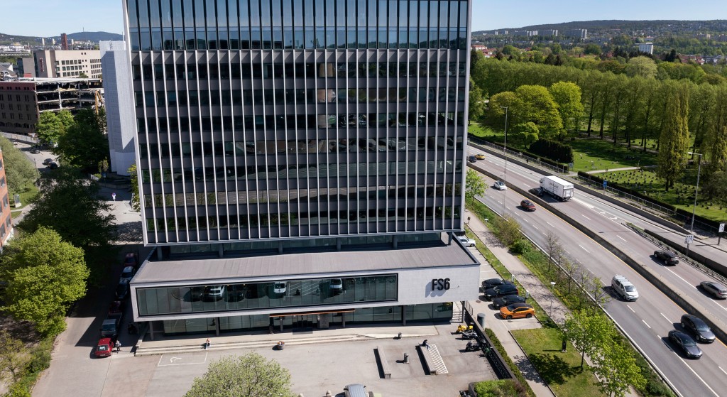 Kontobygget ligger svært sentralt tett opp mot E6 og Grenseveien. Foto: Magent.no