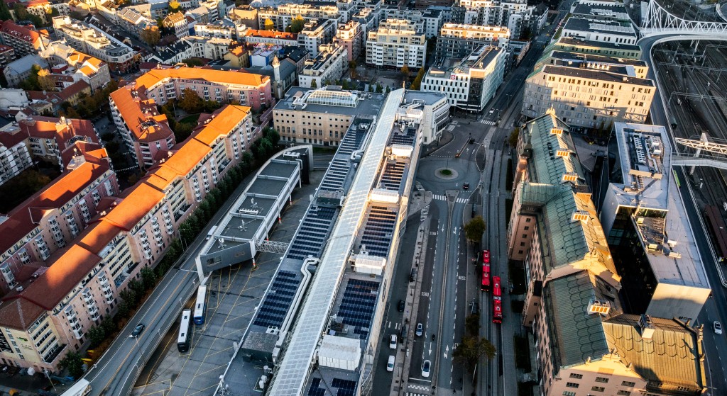 På taket finnes et av Oslo sentrums største solcelleanlegg. Foto: Knut Neerland - Magent.no