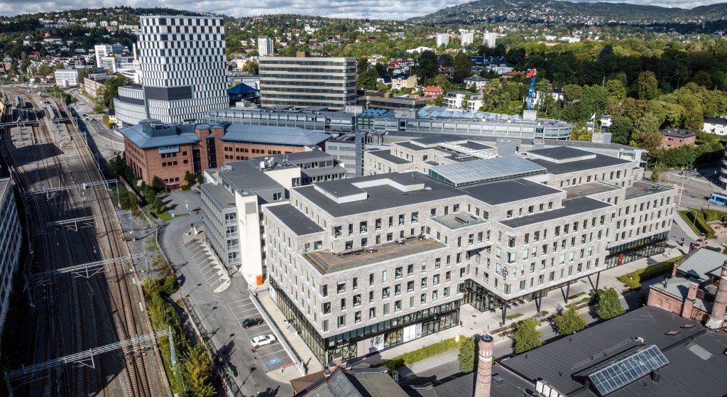 Verkstedveien 1 er et moderne kontorbygg på mer enn 31 000 kvadratmeter. Fra kontorbygget er det kort vei til alt av kollektivforbindelser ved et av de største knutepunktene i Oslo. Foto: Knut Neerland - Magent.no