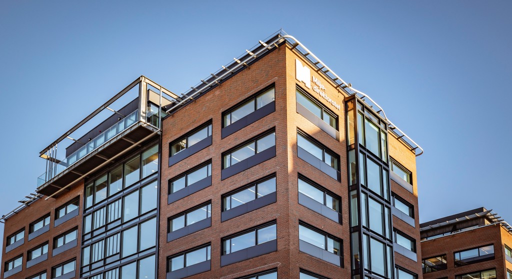Grensesvingen 7 er et kontorbygg som ligger midt på Fyrstikktorget på Helsfyr, med umiddelbar nærhet til t-bane og til alle de ulike servicefasilitetene Helsfyr har å by på. Foto: Knut Neerland - Magent.no