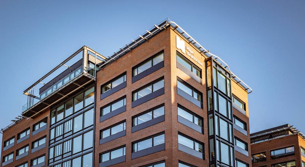 Grensesvingen 7 er et kontorbygg som ligger midt på Fyrstikktorget på Helsfyr, med umiddelbar nærhet til t-bane og til alle de ulike servicefasilitetene Helsfyr har å by på. Foto: Knut Neerland - Magent.no