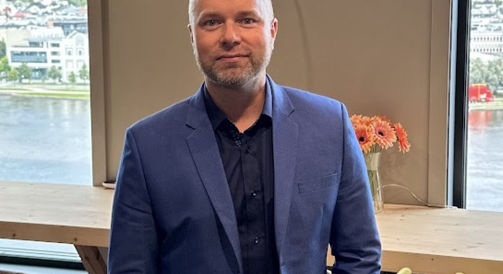 Sopra Steria har jaktet nye kontorer i Drammen etter å ha vokst fra null til 80 ansatte på mindre enn fem år. – Valget falt på Grønland 53 på Papirbredden fordi området kombinerer næring, utdanning, restauranter, kultur og byliv, sier Egil Jacobsen, leder for Sopra Steria Drammen.