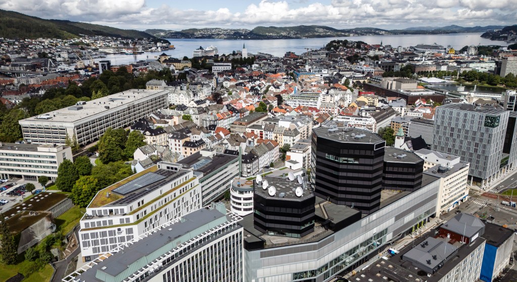 Media City Bergen åpnet i 2017 som den første skandinaviske medieklyngen. TV 2 har vært med siden åpningen av Media City Bergen, og forlenger nå sin leieavtale. Eiendommen i Lars Hilles gate 30 eies i fellesskap av Entra og OPF.