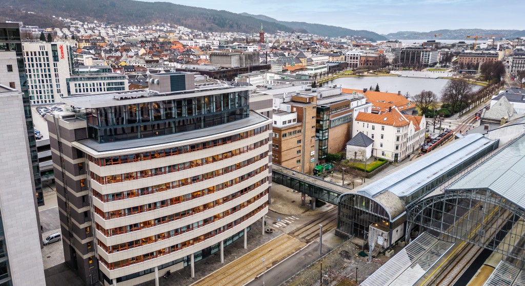 Kaigaten 9 ligger ved Bergens største kollektivknutepunkt med buss, Bybanen og tog i umiddelbar nærhet. Entra skal nå rehabilitere og modernisere eiendommen innen Tide flytter inn i 2027.
