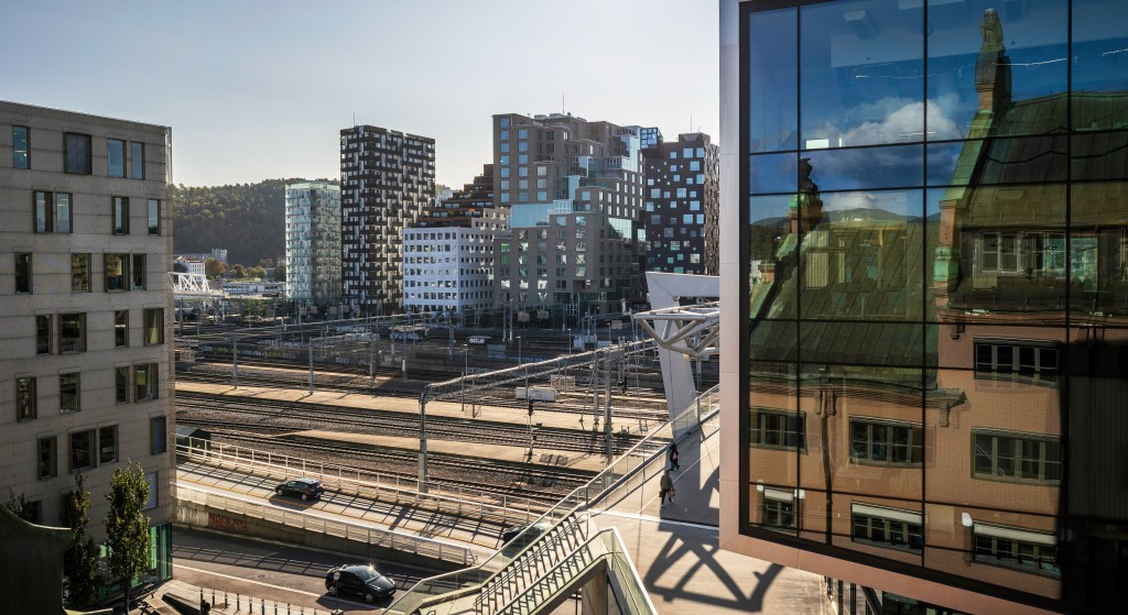 Schweigaards gate 15B ligger tett på Barcode. Gangbrua som forbinder Schweigaardsgate og Grønland med Barcode og Bjørvika er en integrert del av bygget, og herfra er det også direkte tilgang til sporene ved Oslo S.