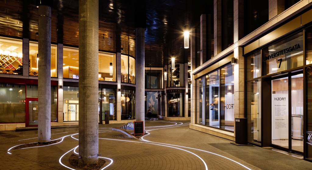 Lyset på Tullin er etablert i slynger langs bakken og trekker folk innover i passasjene. I kvartalet finner du flere ulike kafeer og restauranter. Foto:  Nicki Twang / Pixel & Co