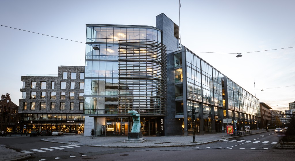 Drammensveien 134 er et moderne kontorbygg på nesten 21.000 kvadratmeter med nærhet til et godt tilbud av kollektivtrafikk. Foto : Knut Neerland - Magent.no
