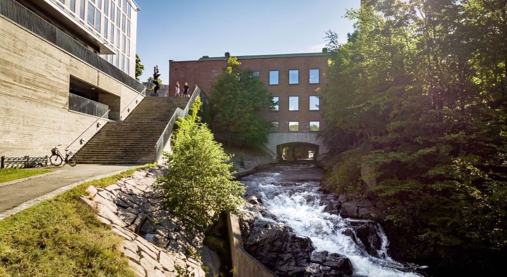 Brynsengfaret 4 er nok  det eneste kontorbygget i Norge hvor det renner en elv tvers gjennom bygget. Foto:  Knut Neerland - Magent AS