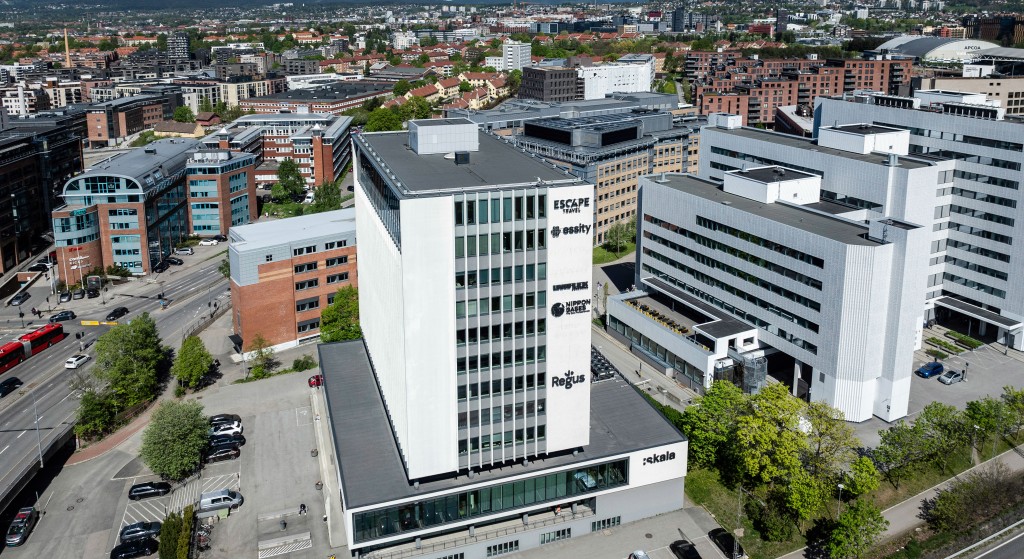 Kontorbygget har store vindusflater og gode lysforhold. Flere av de øvre etasjene kan i tillegg by på flott utsikt over by og fjord. Foto: Magent.no