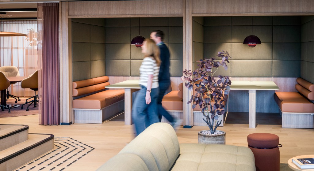 Brynsengfaret 6 ble totalrenovert i 2025. Eiendommen har det meste leietakere ønsker seg på arbeidsplassen som personalrestaurant, bemannet resepsjon, møteromssenter, treningsrom, garderober, parkeringskjeller med ladeplasser, innvendig sykkelparkering og kort vei til kollektivknutepunkt.