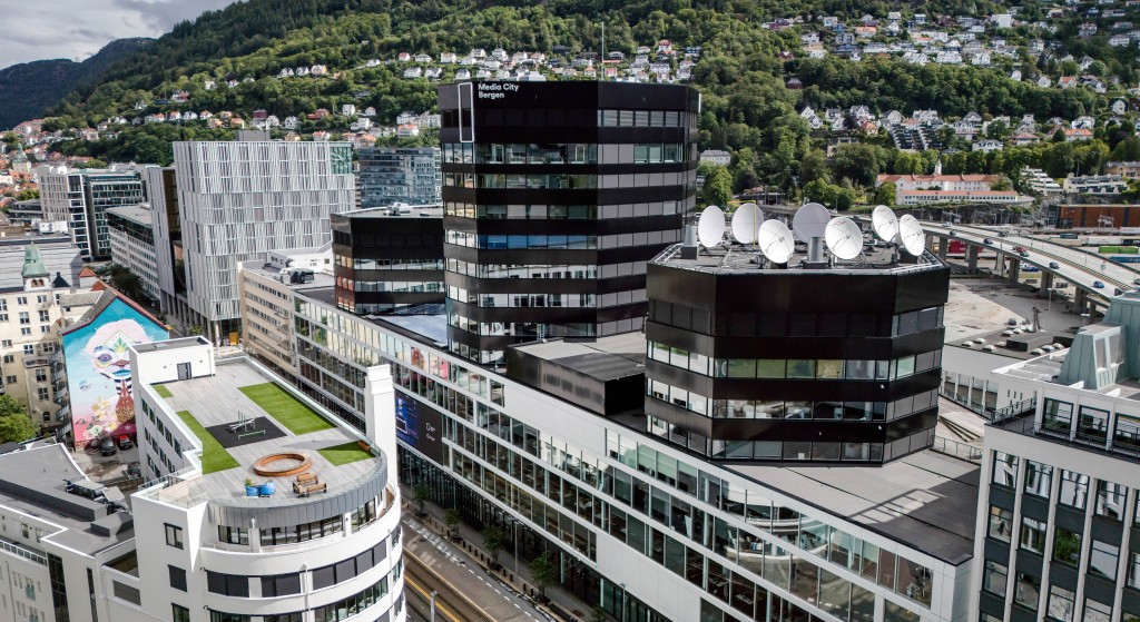 TV 2  øker med 800 nye kvadratmeter i Media City Bergen fra høsten 2025, og vil da leie totalt 9400 kvadratmeter av Entra og OPF. Allmennkringkasteren forlenger samtidig sin leieavtale til 2030, med opsjoner til 2042.