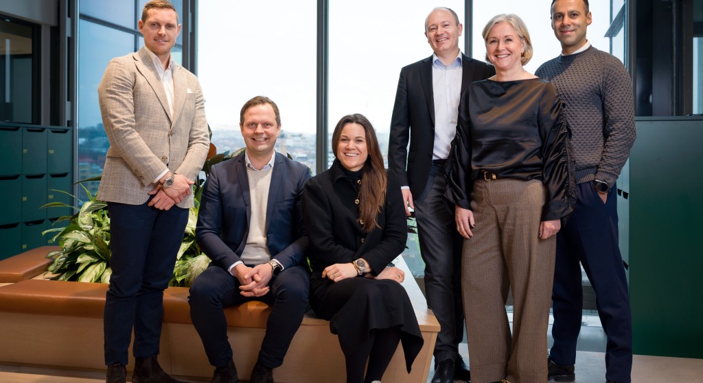 Entra har styrket laget med flere nyansettelser hittil i 2026. F.v.: Christoffer Skaarud Berntzen (utleiesjef), Ole Ottesen, (utleiesjef) Carine Blyverket (direktør for eiendomsforvaltning og forretningsutvikling), Frank Randel Helgesen (utleiedirektør), Anne Lene Falch (Asset Manager) og Shobeir Razavinik (Asset Manager).