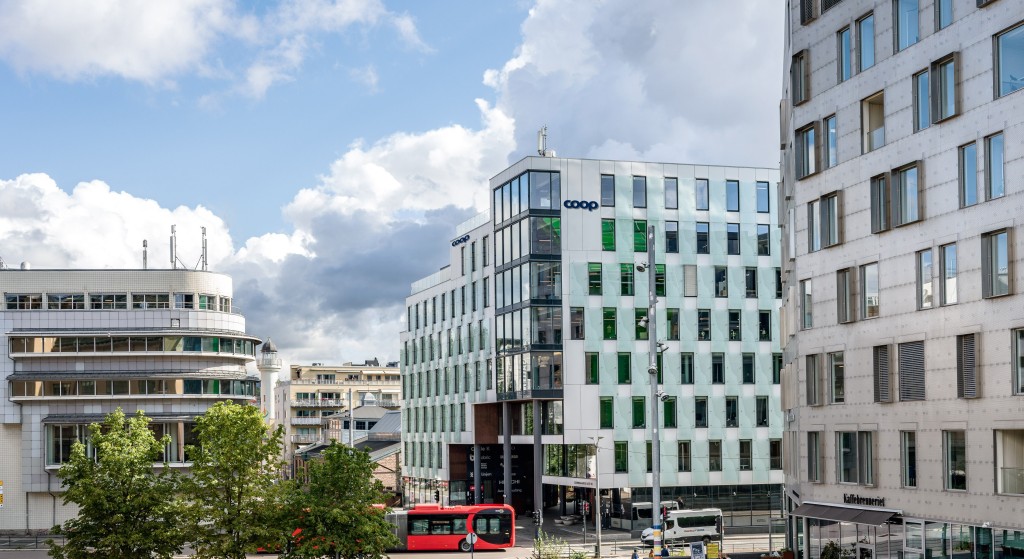 Coop Norge sitt kommende hovedkontor i Schweigaards gate 16 ligger kun minutter unna Oslo S, busstasjonen, Grønland og Bjørvika. Beliggenheten og lokalene utgjør et strategisk grep fra Coop Norge for å være rustet for fremtiden når de i 2028 flytter til Oslo sentrum.