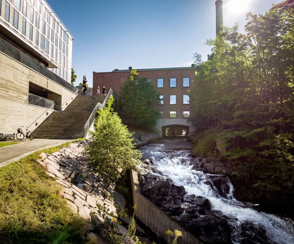 Brynsengfaret 4 er nok  det eneste kontorbygget i Norge hvor det renner en elv tvers gjennom bygget. Foto:  Knut Neerland - Magent AS