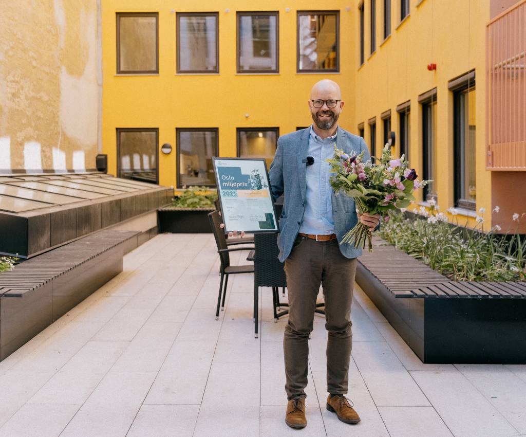 Direktør prosjektutvikling Per Ola Ulseth fra Entra ASA under overrekkelsen av prisen for årets grønne selskap. Foto: Jan Khür /Bymiljøetaten