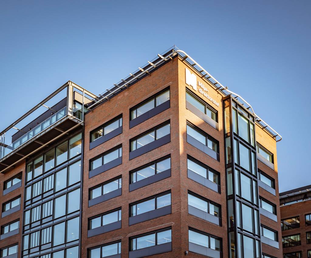 Grensesvingen 7 er et kontorbygg som ligger midt på Fyrstikktorget på Helsfyr, med umiddelbar nærhet til t-bane og til alle de ulike servicefasilitetene Helsfyr har å by på. Foto: Knut Neerland - Magent.no