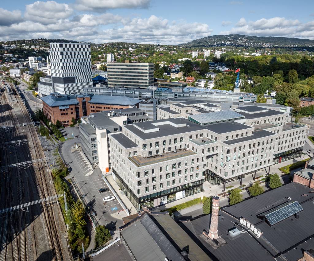 Verkstedveien 1 er et moderne kontorbygg på mer enn 31 000 kvadratmeter. Fra kontorbygget er det kort vei til alt av kollektivforbindelser ved et av de største knutepunktene i Oslo.