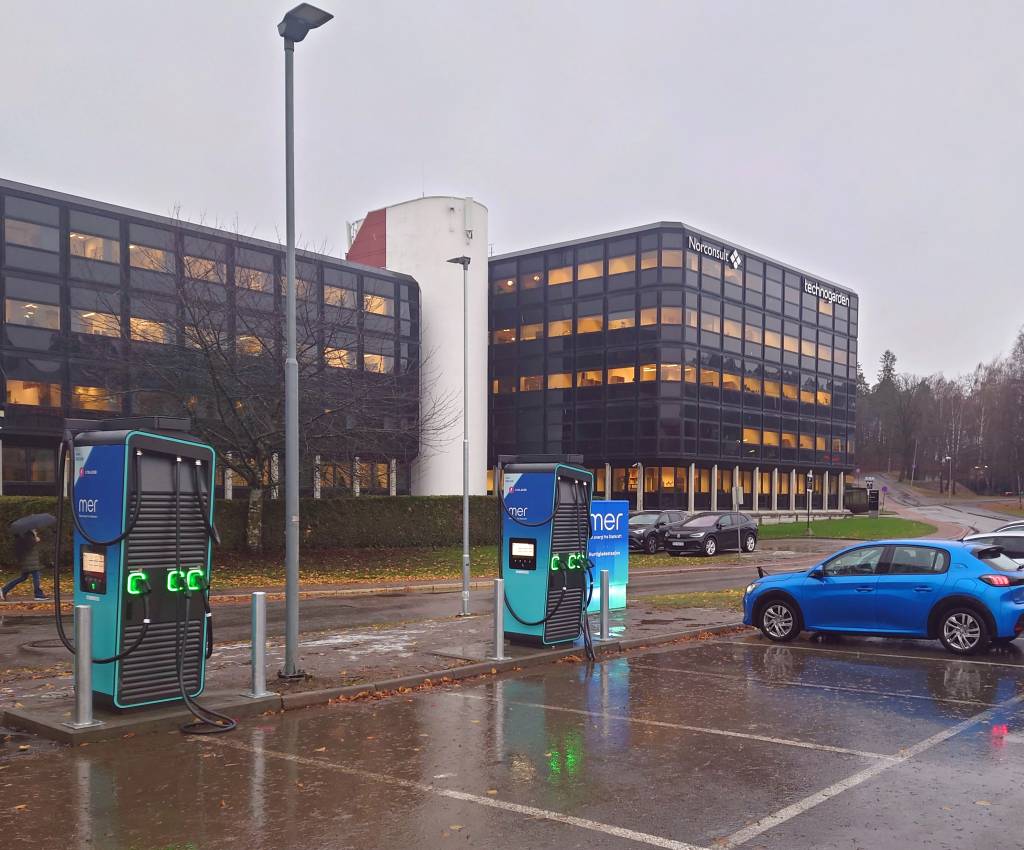 Elbilister som lader elbilen ved Mer sin første 300 kW lader, får overskuddsenergien fra kontorbygget Powerhouse Kjørbo rett på batteriet.