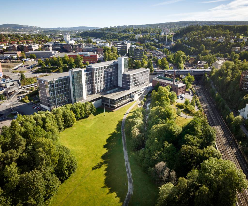 Brynsengfaret 6 ligger sentralt på Bryn, ca. 50 meter fra Brynseng T-banestasjon.