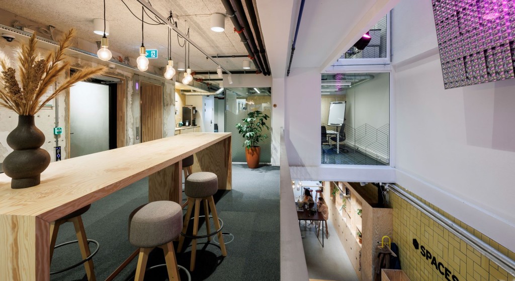 Utenfor kontorene er det møteplasser som har gode lysforhold