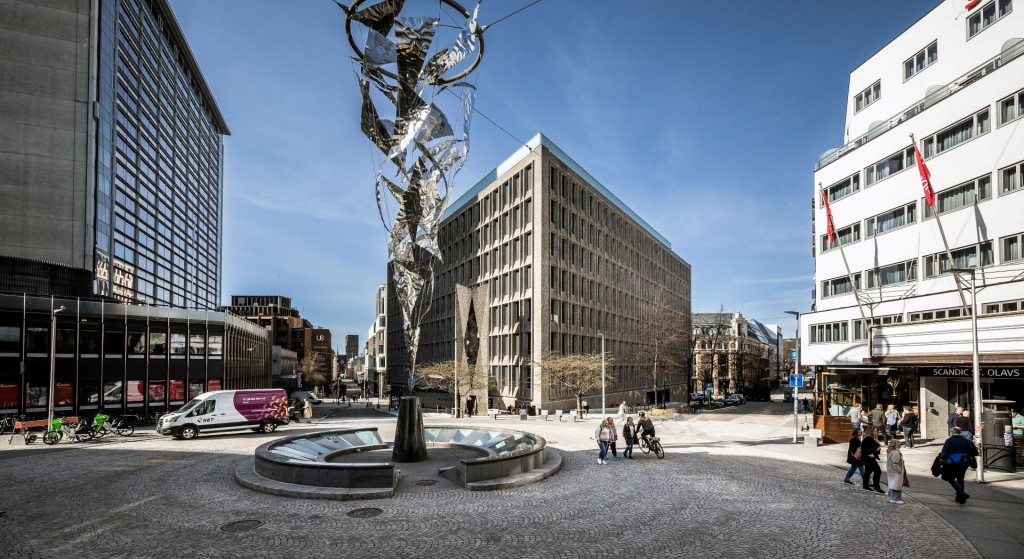 Oversiktbilde over St. Olavs plass, med byggene St. Olavs plass 5 og Rebel.