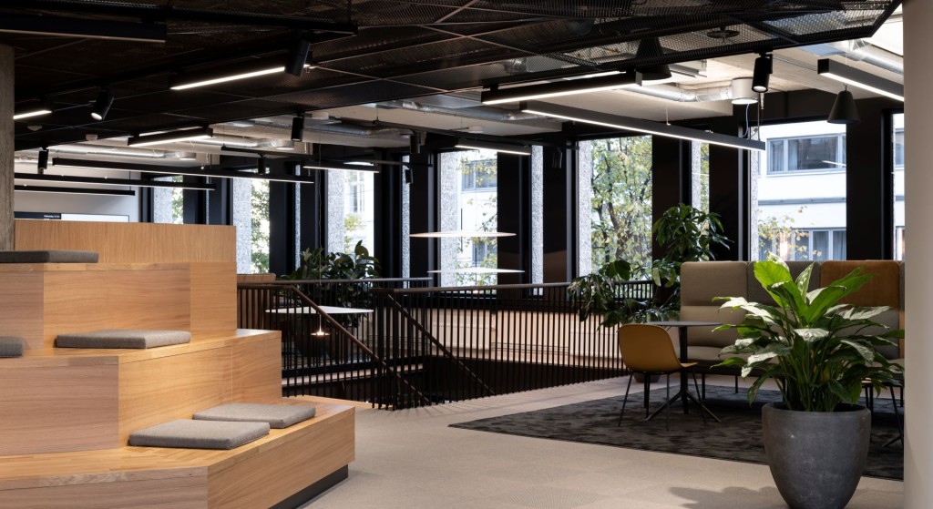 I St Olavs plass 5 er det gode lysforhold som bidrar til et godt kontormiljø