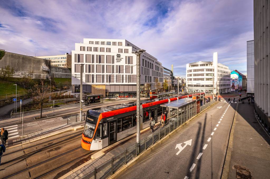 Eksteriørbilde med bybanen