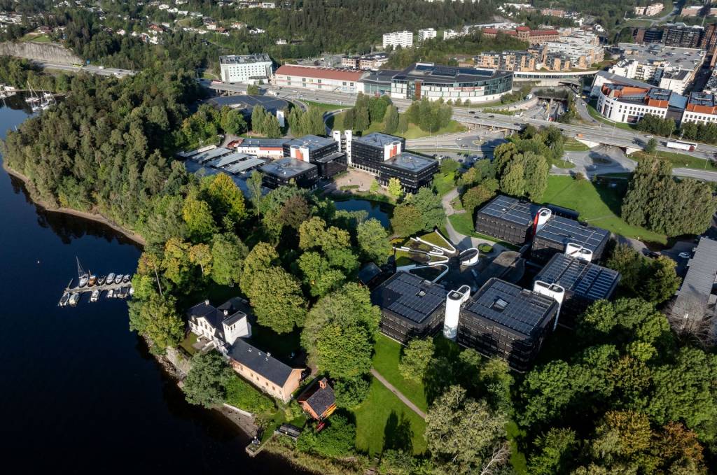 Dronebilde av Powerhouse Kjørbo med Sandvika sentrum i bakgrunnen