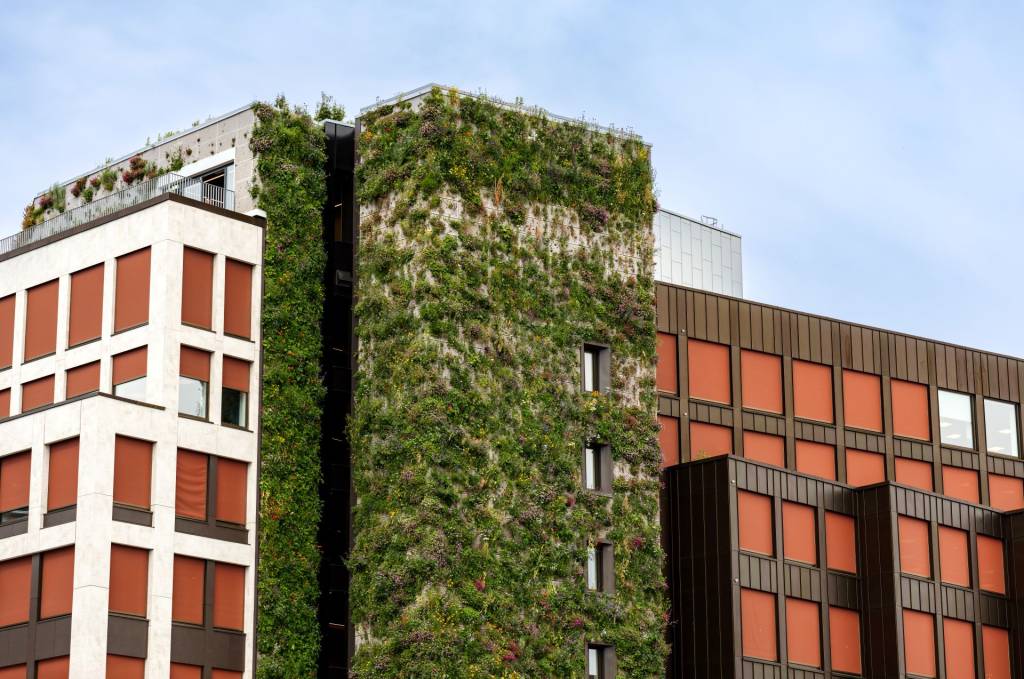 På Stenersgata 1 ruver en 28 meter høy plantevegg
