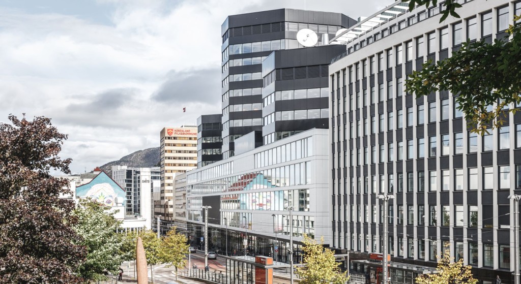 Områdebilde med fasaden til media city bergen