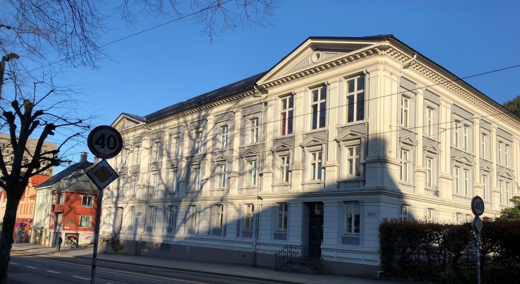 fasadebilde i lav sol av marken 37