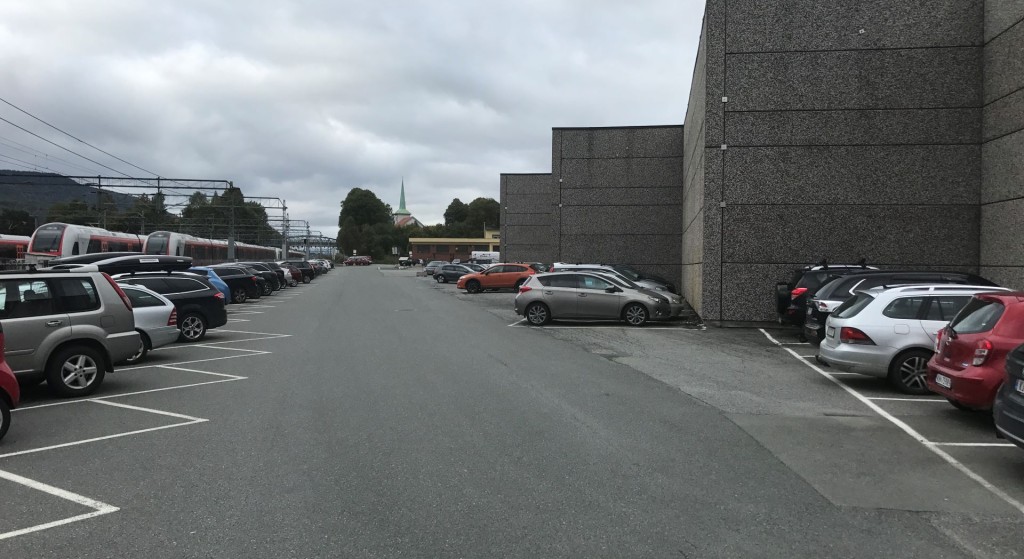 Kreftings gate 33 er i dag et utviklingsområde sentralt i Drammen og består av en parkeringplass