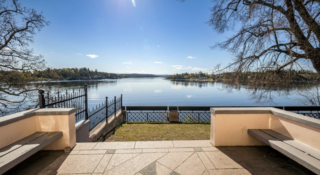 Terrassen på Kjørbo gård med utsikt mot Kalvøya og Nesøya