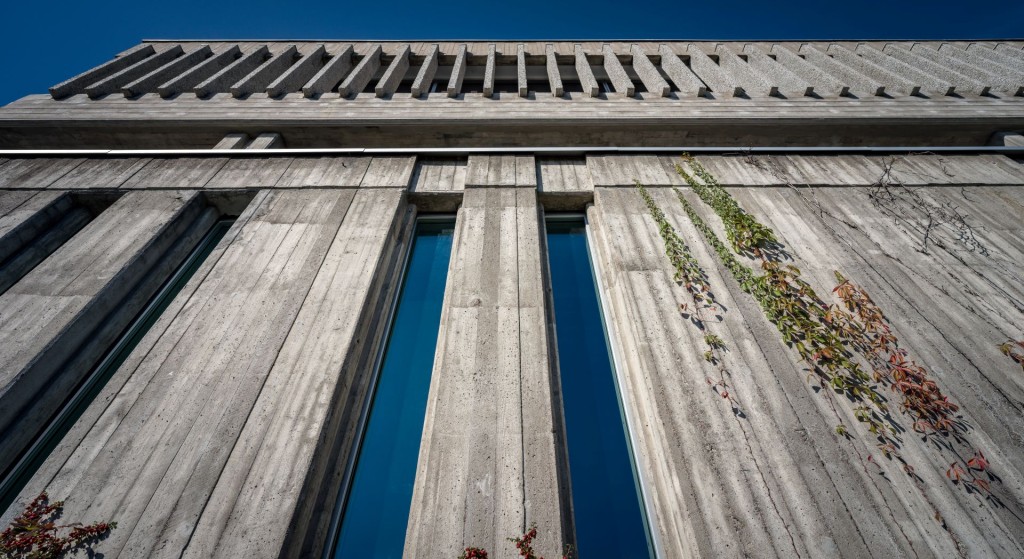 Malmskriverveien 2 preges av de prefabrikkerte betongelementene 