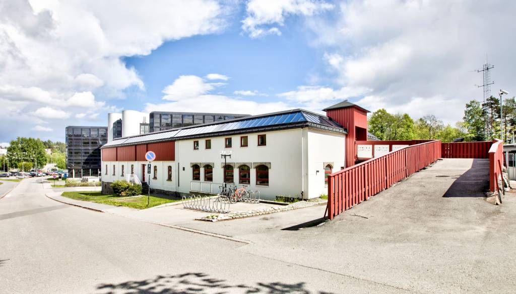 Kjørboveien 11 ligger i Kjørboparken ved inngangen til Bestemorskogen