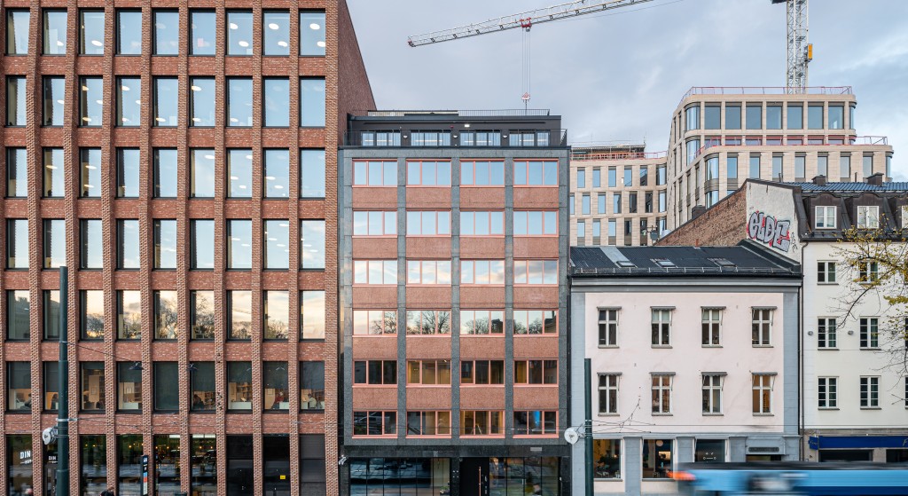 Fasaden på Kristian Augusts gate 13 mot Tullinløkka og trikkestopp.