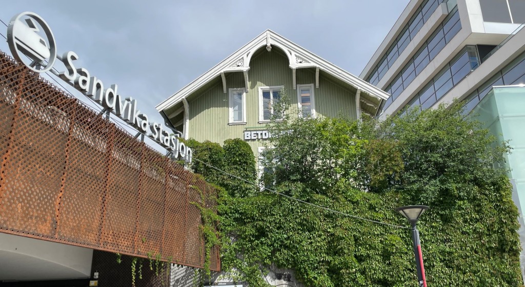 Malmskriverveien 20, den gamle stasjonsbygningen, ligger ved inngangen til dagens togstasjon