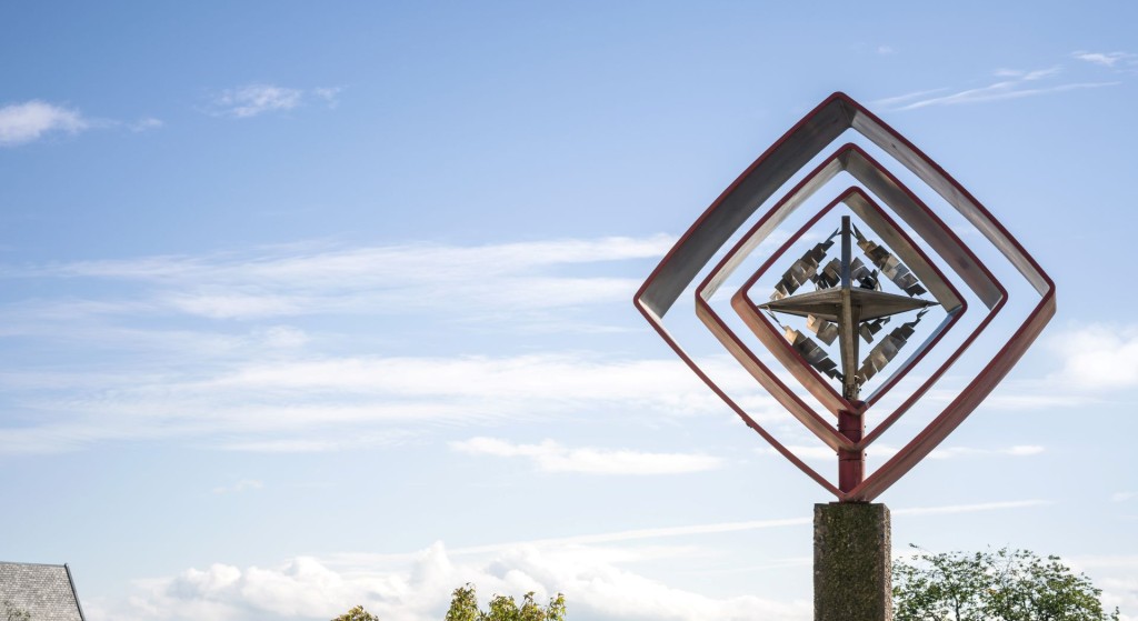 Røde diagonaler, Arnold Haukelands skulptur fra 1973 i malt stål, har igjen fått en synlig plass i bybildet