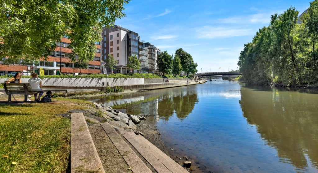 Fra Løkketangen er det få meter til elvepromenaden i Sandvika